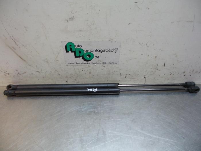 Set of tailgate gas struts from a Ford Fusion 1.4 16V 2004