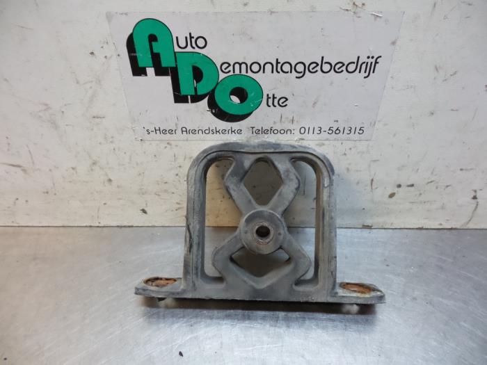Exhaust bracket from a BMW 3 serie Touring (E36/3) 316i 1997