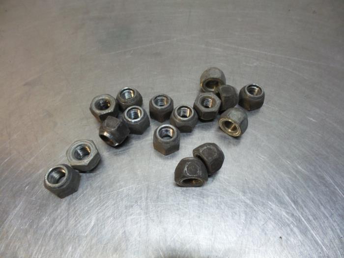 Set of wheel bolts from a Nissan Pixo (D31S) 1.0 12V 2009