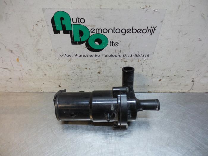 Begagnade Extra vattenpump Toyota Prius (NHW20) 1.5 16V Pris € 50,00 Marginaltabell erbjuds av Autodemontagebedrijf Otte