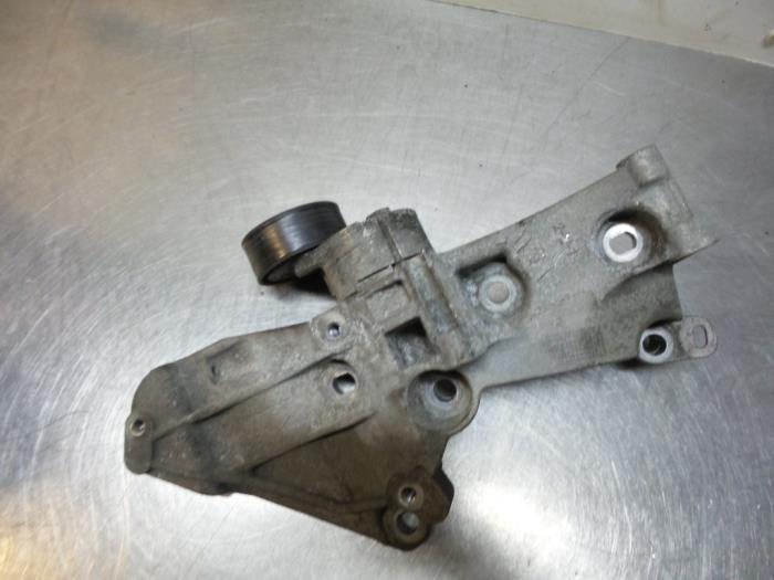 Usados Rodillo tensor correa múltiple Renault Kangoo Express (FC) 1.5 dCi 80 Precio € 40,00 Norma de margen ofrecido por Autodemontagebedrijf Otte