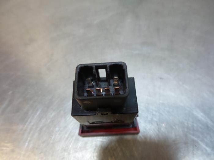 Panic lighting switch from a Kia Cerato 1.6 16V 2005
