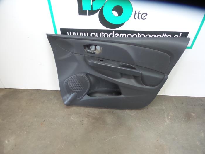 Tapicerka drzwi prawych przednich wersja 4-drzwiowa z Renault Clio IV Estate/Grandtour (7R) 1.5 Energy dCi 75 FAP 2013