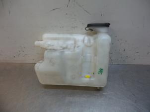Usagé Réservoir lave-glace avant Renault Twingo (C06) 1.2 16V Prix € 15,00 Règlement à la marge proposé par Autodemontagebedrijf Otte