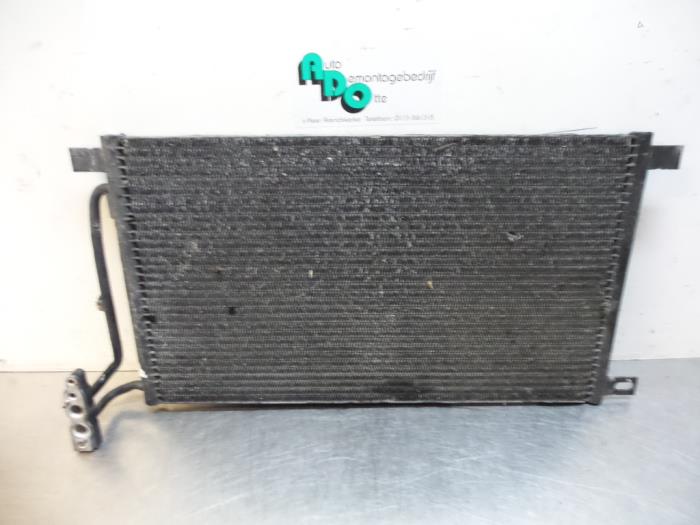 Usagé Condenseur de climatisation BMW 3 serie Touring (E46/3) 320d 16V Prix € 40,00 Règlement à la marge proposé par Autodemontagebedrijf Otte