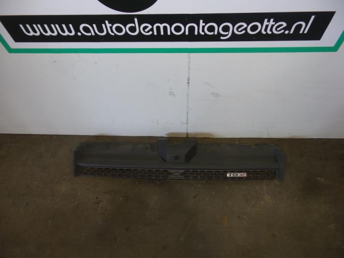 Używane Grill Ford Transit Connect 1.8 TDCi 90 Cena € 15,00 Procedura marży oferowane przez Autodemontagebedrijf Otte