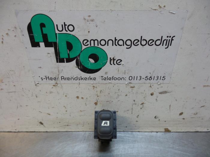 Usados Interruptor de ventanilla eléctrica Peugeot 607 (9D/U) 2.2 16V Precio € 10,00 Norma de margen ofrecido por Autodemontagebedrijf Otte