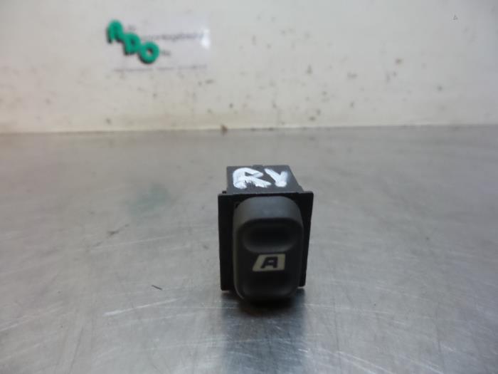 Usados Interruptor de ventanilla eléctrica Peugeot 607 (9D/U) 2.2 16V Precio € 10,00 Norma de margen ofrecido por Autodemontagebedrijf Otte