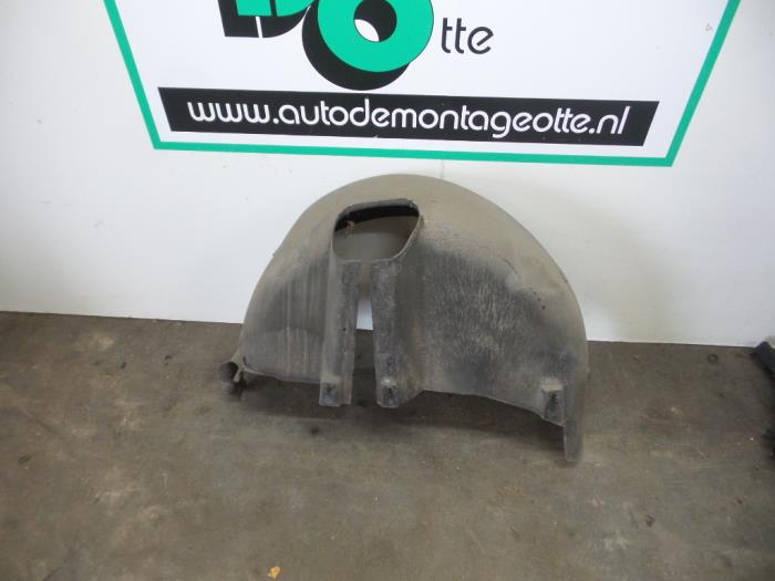 Wheel arch liner from a Seat Cordoba (6L2) 1.4 16V 2004