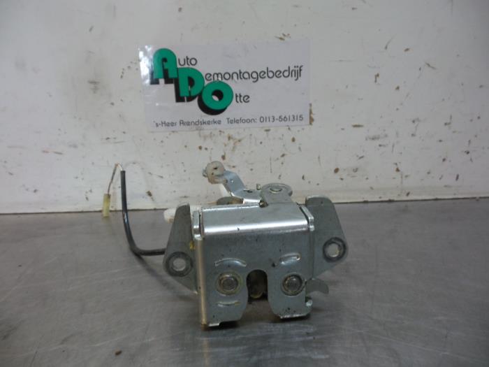 Tailgate lock mechanism from a Daihatsu YRV (M2) 1.3 16V DVVT 2001