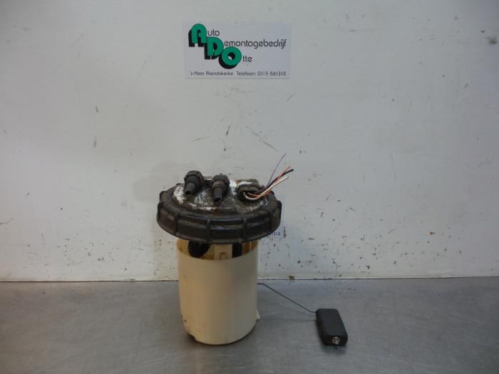Electric fuel pump from a Renault Twingo (C06) 1.2 2000