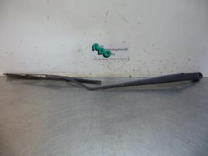 Usagé Bras essuie-glace avant Chevrolet Aveo (250) 1.4 16V LS Prix € 15,00 Règlement à la marge proposé par Autodemontagebedrijf Otte