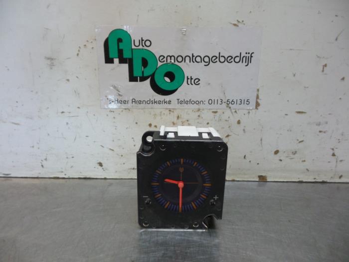 Clock from a Daihatsu YRV (M2) 1.3 16V DVVT 2001