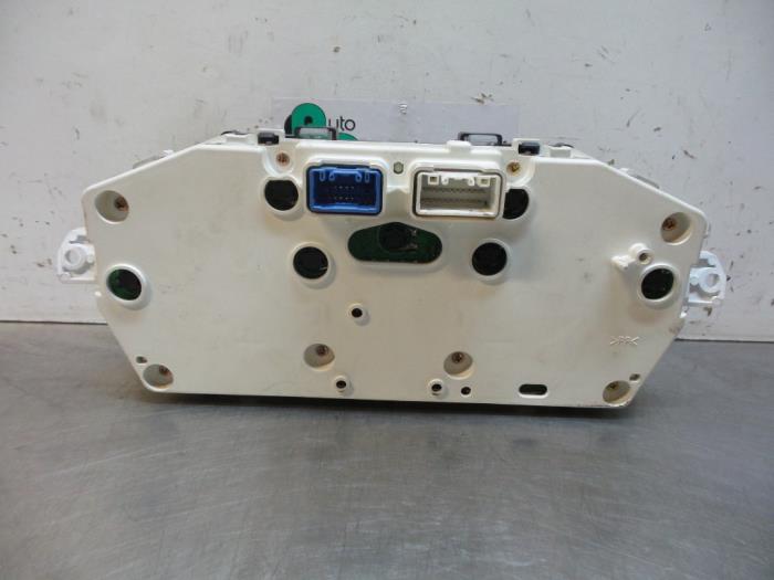 Instrument panel from a Daihatsu YRV (M2) 1.3 16V DVVT 2001