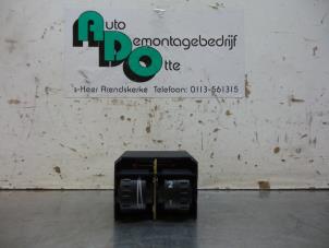 Używane Przelacznik reflektora LHV Volkswagen Caddy III (2KA,2KH,2CA,2CH) 2.0 SDI Cena € 15,00 Procedura marży oferowane przez Autodemontagebedrijf Otte