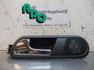 Używane Uchwyt drzwi lewych tylnych wersja 4-drzwiowa Seat Cordoba (6L2) 1.4 16V Cena € 15,00 Procedura marży oferowane przez Autodemontagebedrijf Otte