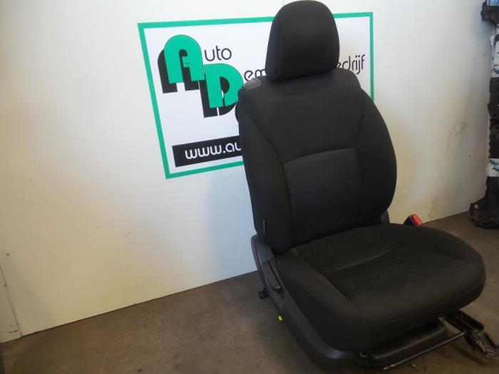 Seat, right from a Toyota Auris (E15) 1.6 Dual VVT-i 16V 2007