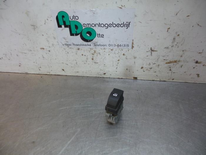 Usados Interruptor de ventanilla eléctrica Renault Grand Scénic II (JM) 2.0 16V Precio € 10,00 Norma de margen ofrecido por Autodemontagebedrijf Otte