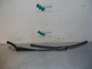 Used Front wiper arm Opel Corsa D 1.4 16V Twinport Price € 10,00 Margin scheme offered by Autodemontagebedrijf Otte