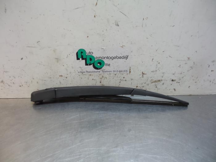 Rear wiper arm from a Opel Corsa D 1.4 16V Twinport 2007