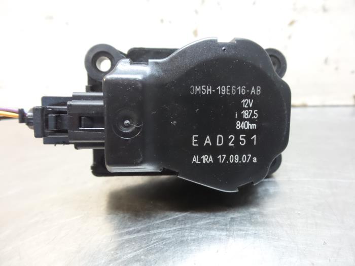 Heater valve motor from a Ford Mondeo IV Wagon 1.8 TDCi 125 16V 2008