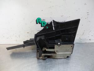 Usagé Serrure portière mécanique 4portes avant gauche Ford Fiesta 5 (JD/JH) 1.4 TDCi Prix € 20,00 Règlement à la marge proposé par Autodemontagebedrijf Otte
