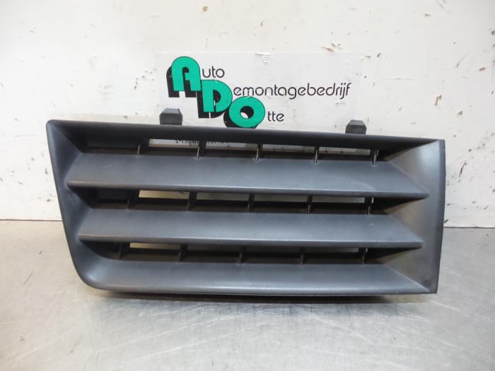 Begagnade Grill Renault Megane II (BM/CM) 1.6 16V Autom. Pris € 10,00 Marginaltabell erbjuds av Autodemontagebedrijf Otte