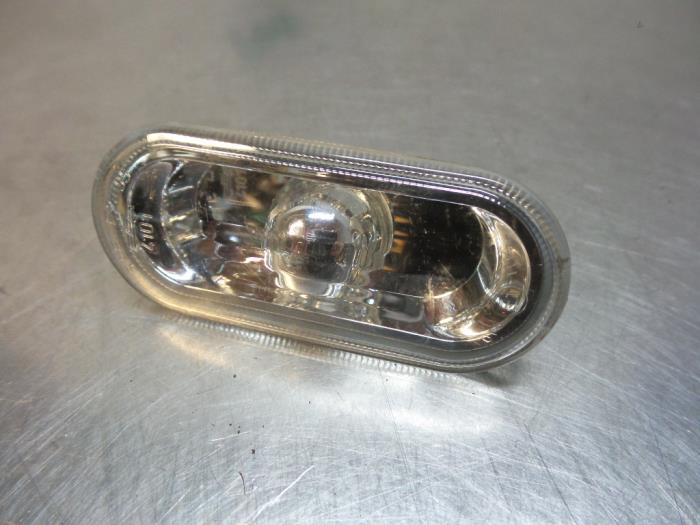 Indicator lens, front left from a Volkswagen Polo IV (9N1/2/3) 1.9 SDI 2004