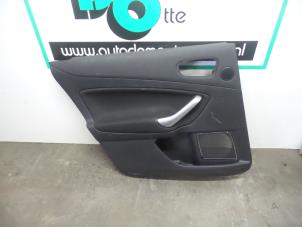 Używane Tapicerka drzwi lewych tylnych wersja 4-drzwiowa Ford Mondeo IV Wagon 2.0 16V Cena € 50,00 Procedura marży oferowane przez Autodemontagebedrijf Otte