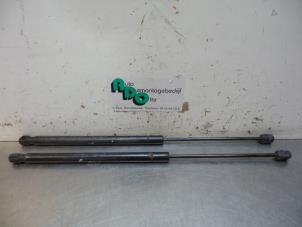 Used Set of tailgate gas struts Ford Mondeo IV Wagon 2.0 16V Price € 25,00 Margin scheme offered by Autodemontagebedrijf Otte