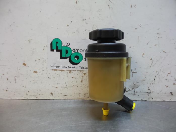 Power steering fluid reservoir from a Ford Mondeo IV Wagon 2.0 16V 2007