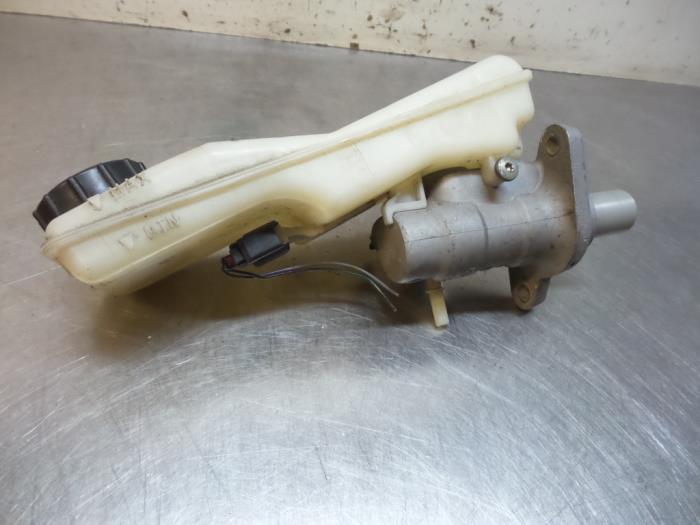 Master cylinder from a Ford Mondeo IV Wagon 2.0 16V 2007