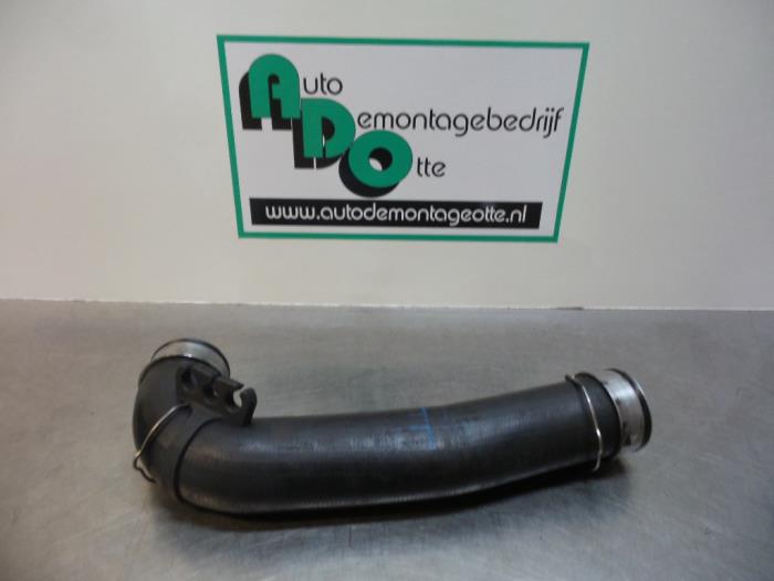 Gebrauchte Intercooler Schlauch Volkswagen Caddy III (2KA,2KH,2CA,2CH) 1.9 TDI Preis € 15,00 Margenregelung angeboten von Autodemontagebedrijf Otte