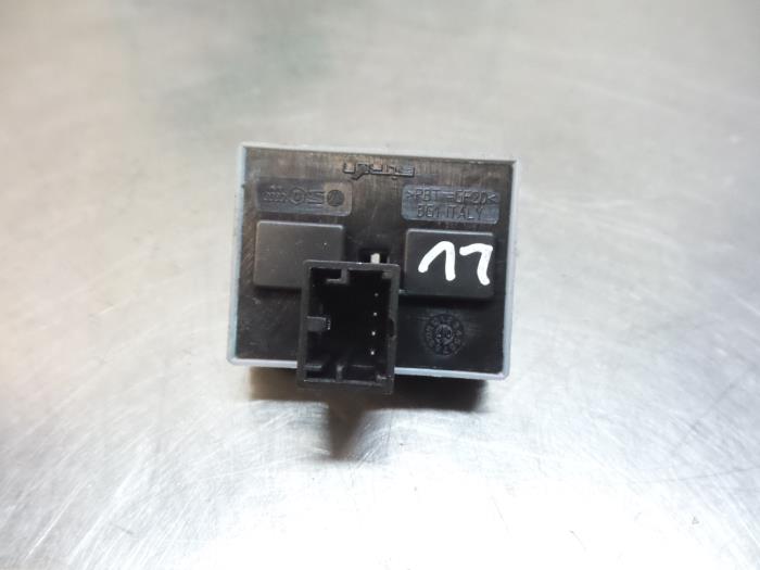 Electric window switch from a Volkswagen Polo IV (9N1/2/3) 1.4 TDI 70 2007