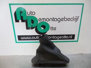 Usagé Enveloppe levier frein à main Alfa Romeo MiTo (955) 1.3 JTDm 16V Eco Prix € 15,00 Règlement à la marge proposé par Autodemontagebedrijf Otte