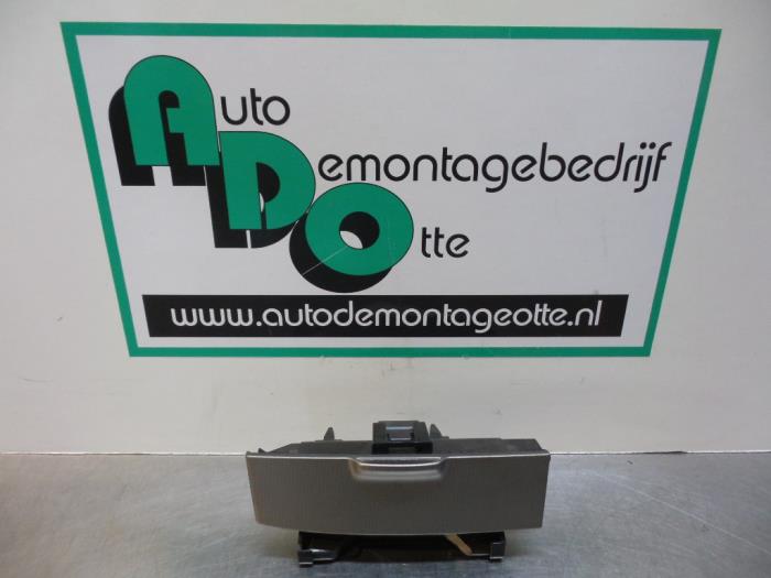 Begagnade Askkopp, fram Toyota Corolla Verso (E12) 2.0 D-4D 16V 90 Pris € 25,00 Marginaltabell erbjuds av Autodemontagebedrijf Otte