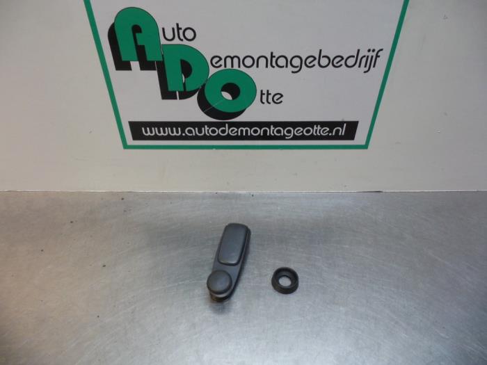 Usados Manivela de ventanilla Peugeot 207/207+ (WA/WC/WM) 1.6 16V VTi Precio € 5,00 Norma de margen ofrecido por Autodemontagebedrijf Otte