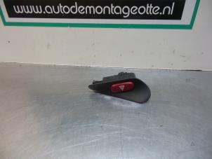 Używane Przelacznik swiatel awaryjnych Peugeot 406 Coupé (8C) 2.2 16V Cena € 15,00 Procedura marży oferowane przez Autodemontagebedrijf Otte