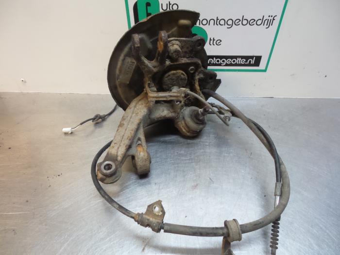 Knuckle, rear left from a Toyota Avensis Wagon (T25/B1E) 1.8 16V VVT-i 2004