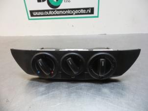 Usagé Panneau de commandes chauffage Volkswagen Polo IV (9N1/2/3) 1.2 12V Prix € 25,00 Règlement à la marge proposé par Autodemontagebedrijf Otte