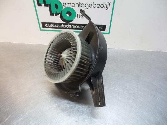 Motor de ventilador de calefactor de un Volkswagen Polo IV (9N1/2/3) 1.2 12V 2003