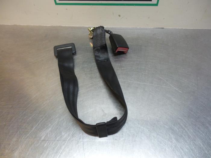 Rear seatbelt, centre from a Volkswagen Polo IV (9N1/2/3) 1.2 12V 2003
