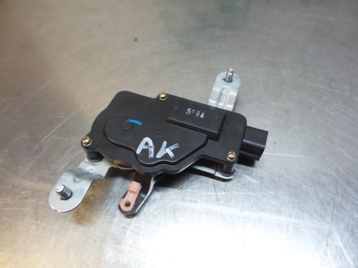Central locking motor from a Kia Picanto (BA) 1.0 12V 2005