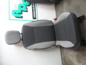 Używane Fotel prawy Renault Clio III (BR/CR) 1.2 16V 75 Cena € 60,00 Procedura marży oferowane przez Autodemontagebedrijf Otte