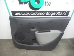 Używane Tapicerka drzwi prawych przednich wersja 4-drzwiowa Renault Clio III (BR/CR) 1.2 16V 75 Cena € 40,00 Procedura marży oferowane przez Autodemontagebedrijf Otte