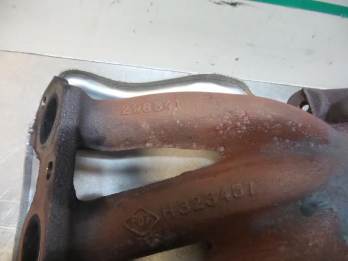Exhaust manifold from a Renault Clio III (BR/CR) 1.2 16V 75 2010