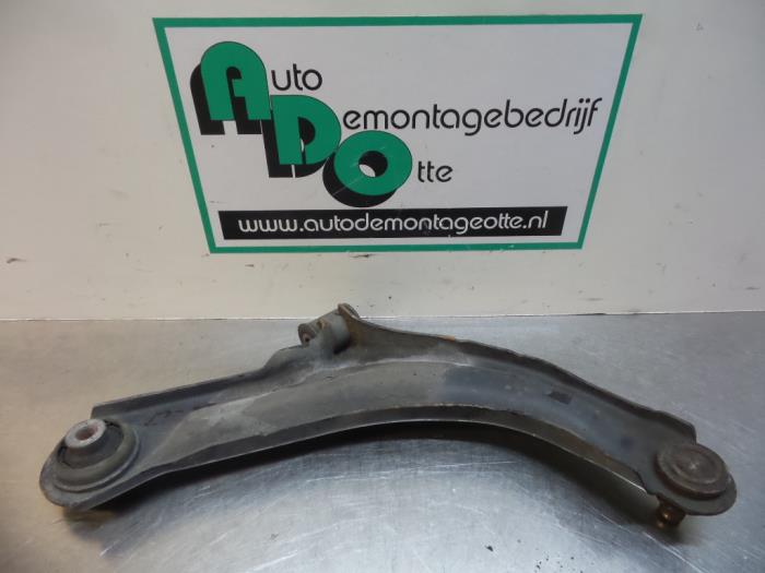 Front wishbone, left from a Renault Clio III (BR/CR) 1.2 16V 75 2010