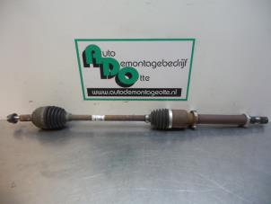 Used Front drive shaft, right Renault Clio III (BR/CR) 1.2 16V 75 Price € 25,00 Margin scheme offered by Autodemontagebedrijf Otte