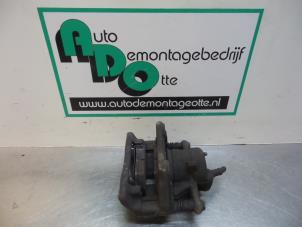 Used Front brake calliper, left Renault Clio III (BR/CR) 1.2 16V 75 Price € 20,00 Margin scheme offered by Autodemontagebedrijf Otte