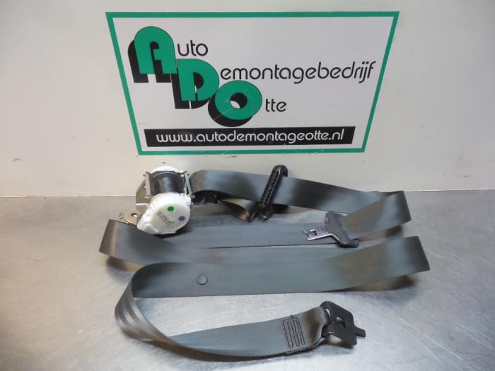 Rear seatbelt, left from a Renault Clio III (BR/CR) 1.2 16V 75 2010